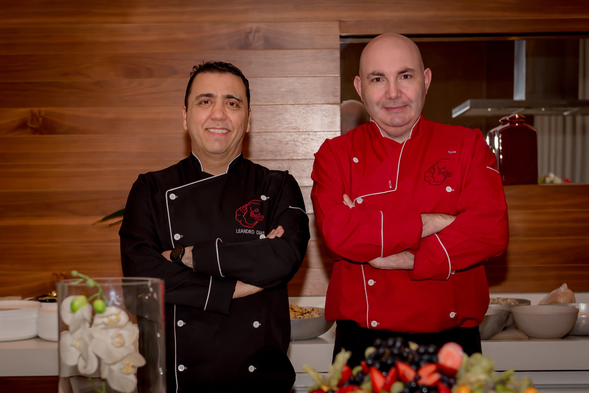 Chefs Pedro Soriano e Leandro Dias de braços cruzados em evento do La Paella