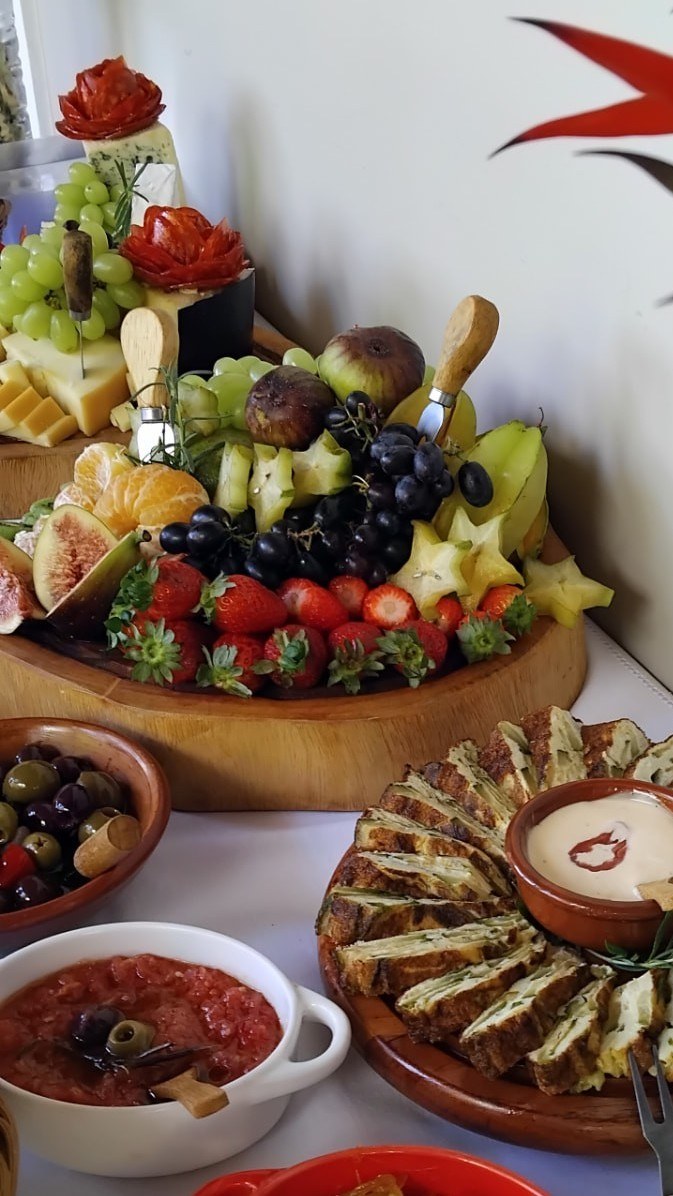 Tábua de tortilha fatiada com molho e arranjo de frutas da estação na mesa de entradas